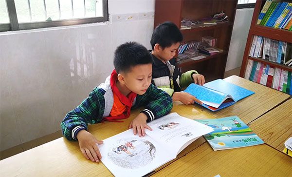 自愿者走进贫困小学 君泰一分爱心一分钟 2015